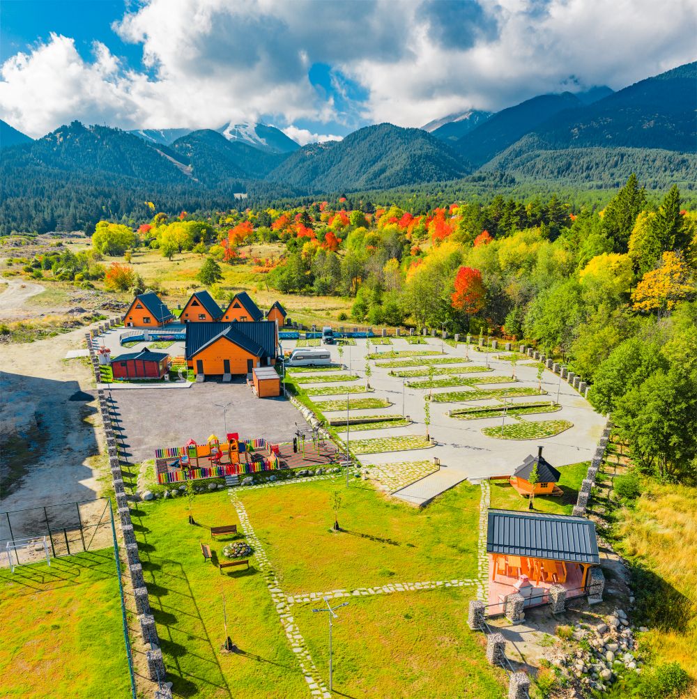 Къмпинг „Between the Mountains“, Банско