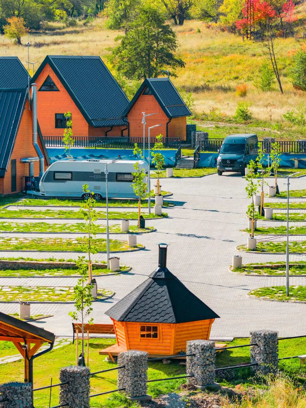 Къмпинг „Between the Mountains“, Банско