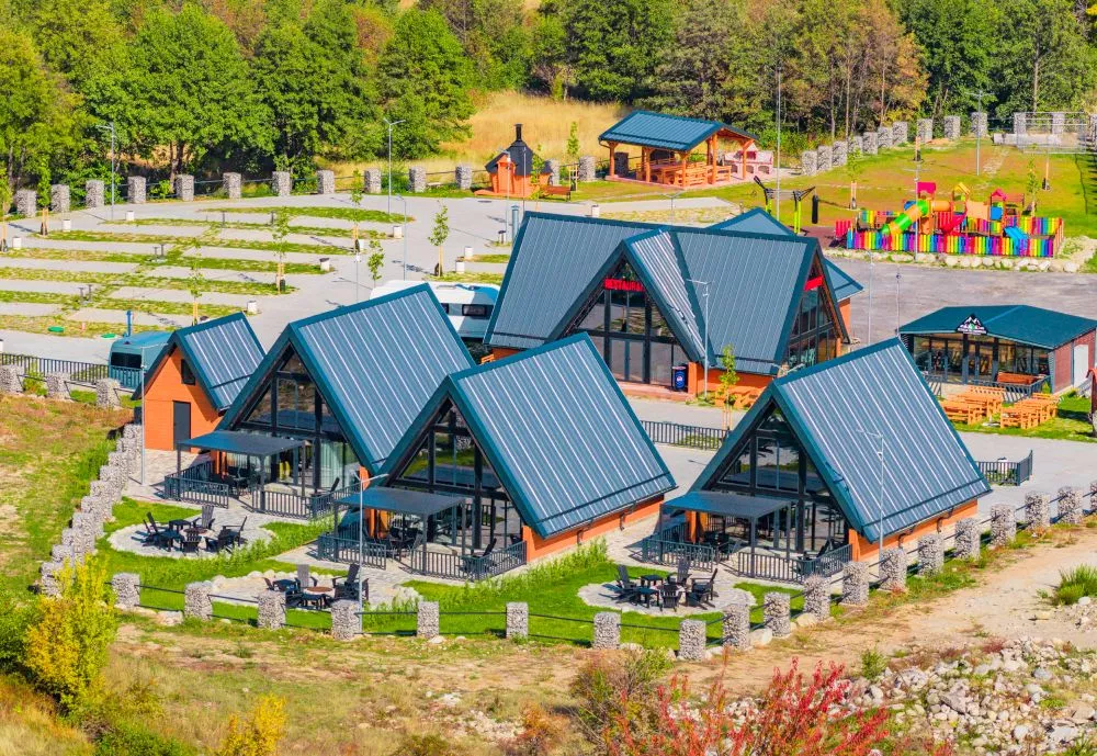 Къмпинг „Between the Mountains“, Банско